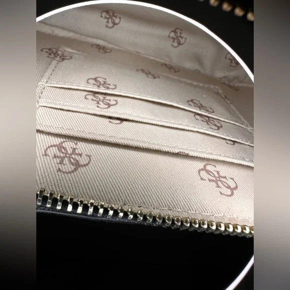 Guess Purse - Picture 6 of 6